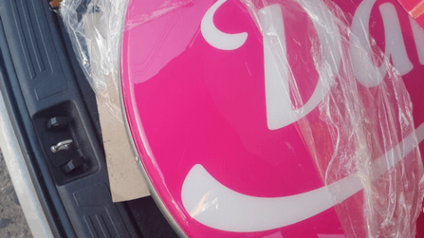 Embalado de cartelería luminosa de Heladerías Daniel