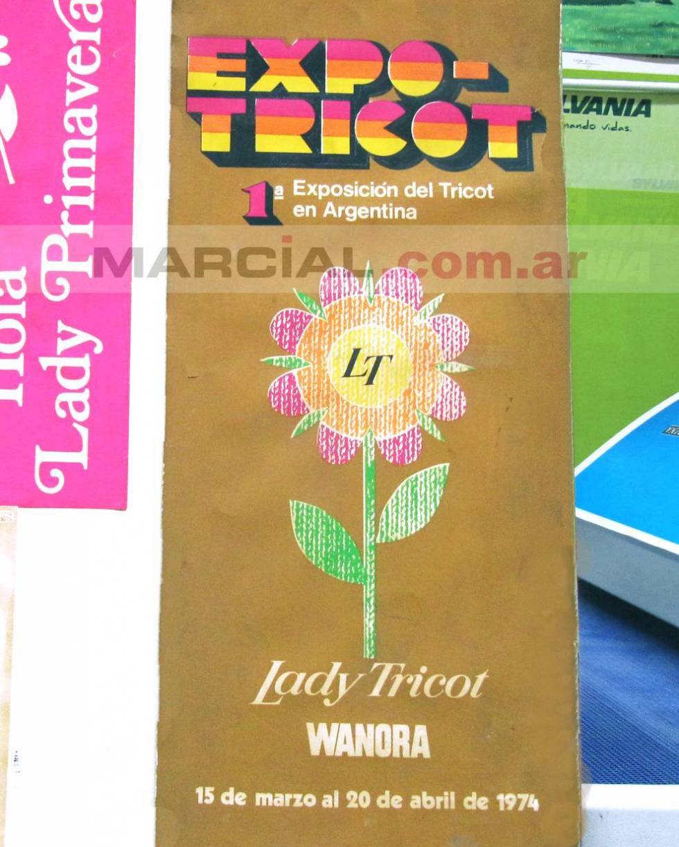 Cartel publicitario impreso sobre papel afiche para las máquinas de tejer de la marca Wanora, promocionando como se ve en el afiche, la 1º primera exposición del Tricot en Argentina, que fue realizado en el año 1974